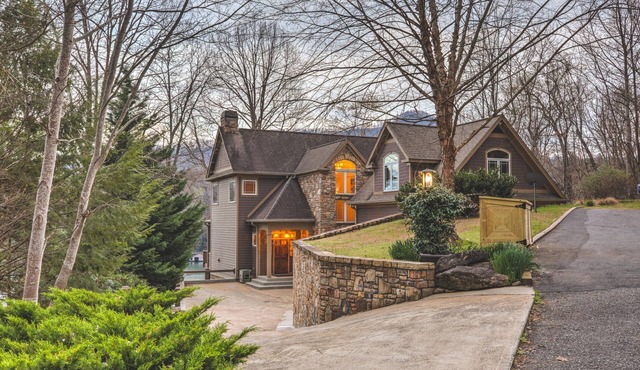 5 Br/3.5 Ba. 3 KING BEDS. LAKE FRONT. FIREPIT. GAME ROOM. MULTIPLE PORCHES.