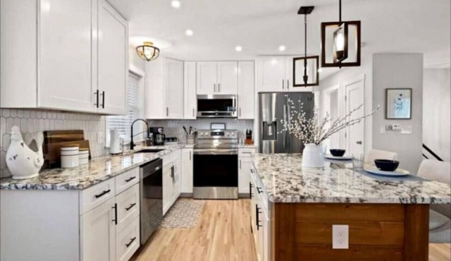 52 Front St · HOT TUB! Amazing Mountain views! Newly Remodeled