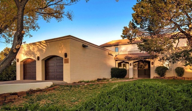 5bd, 3.5bath home - family & pet friendly, 11 min to downtown area, fireplaces