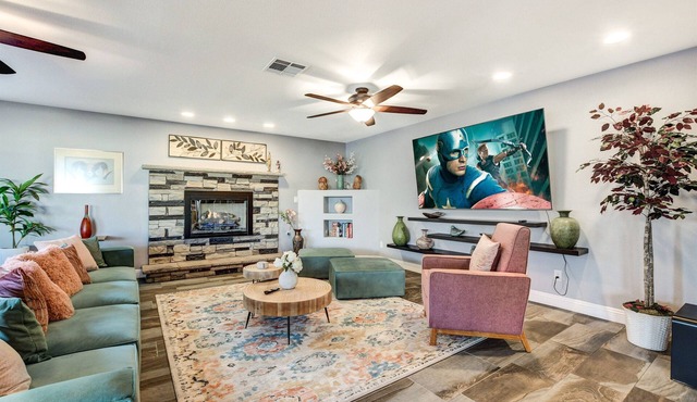5BDRM Lux Estate- Heated Pool and Neon Arcade Room