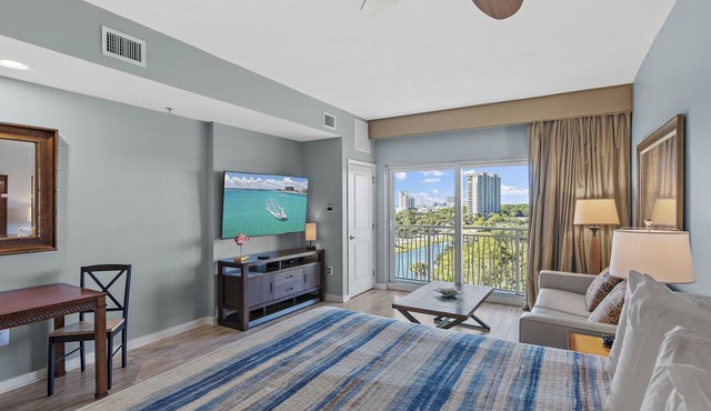 6th floor Studio with Lake and Golf Course Sunset views - close to the beach-