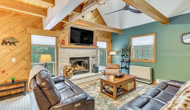 8 Mi to Mt Snow: 'Cozy Bear Cabin' w/Hot Tub!