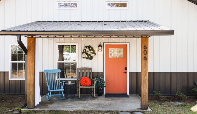 A fun & happy guesthouse with a loft! Located 15 min. from Erskine College.