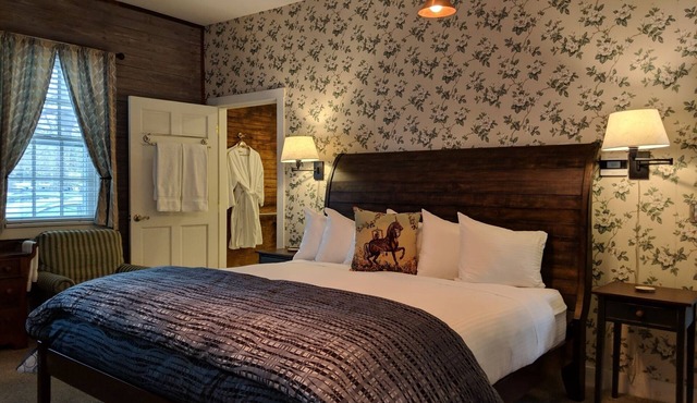 A spacious Ground-level King/King 2-room Suite B&B in Downtown Shelburne - Delicious Breakfasts! BAR