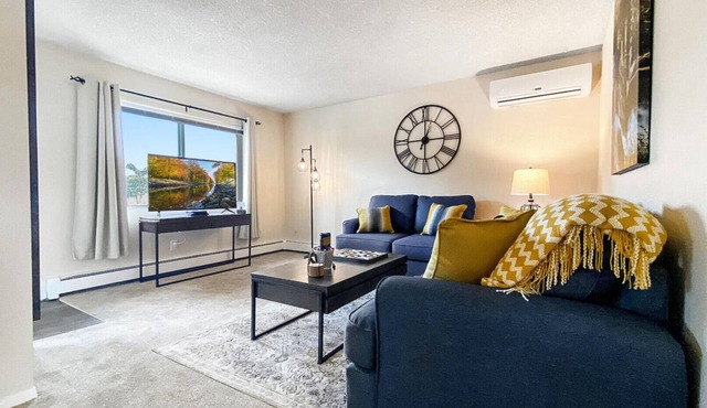 ★Academy Hideaway With View! Sleeps 4 with AC!★
