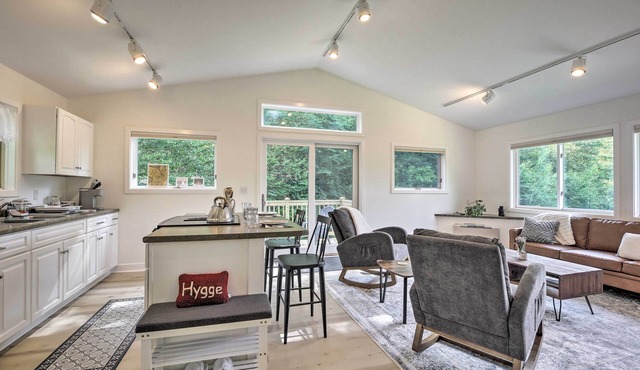 Airy & Bright Hideaway Near Smugglers' Notch!