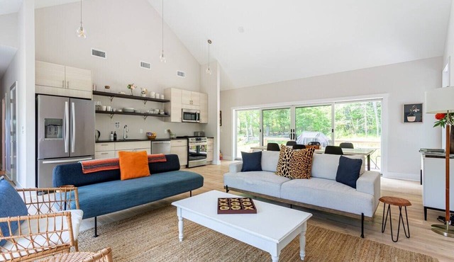 Airy Tree Canopy Home w/Creek Views & Family Suite