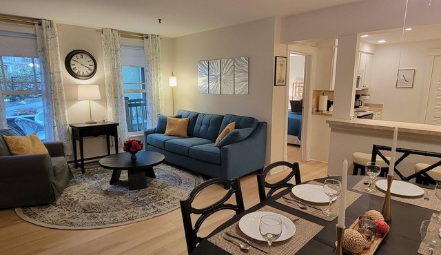 Aldine Bowman Suite STUNNING updated 2-bdrm w/lake views in the heart of CHQ!