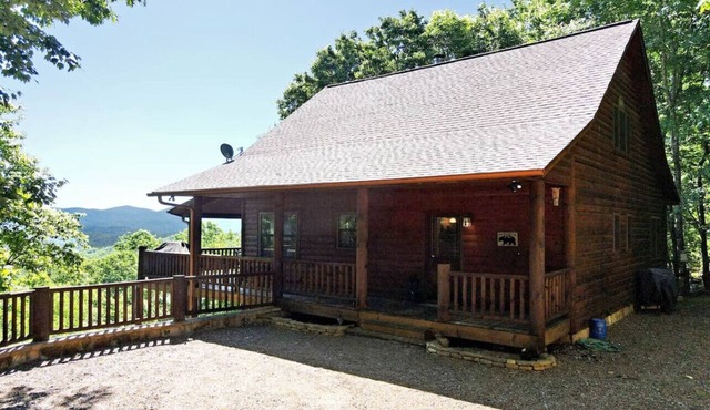 All About The Views- Luxury 4br,Hot Tub,Great View, wifi, firepit, Game room