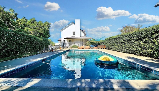 All-Inclusive Private Farm Retreat, Saltwater Hot Tub and Pool, Spa Services