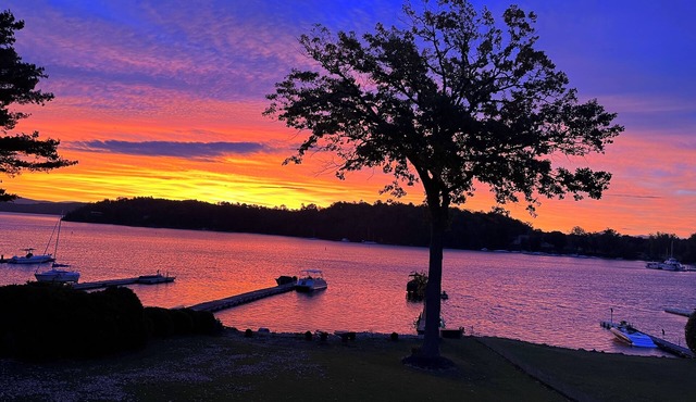 Amazing 1-bedroom private loft with lake views and access in Mallet's Bay.