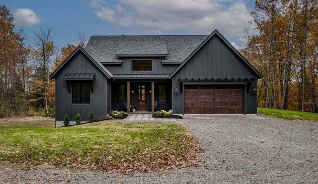 Among the Oaks: Luxury 4 bed home, game room