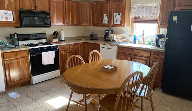 Apt. Clean, comfy, close to downtown
