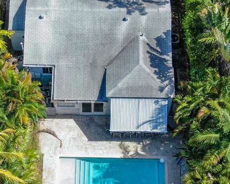 Art Deco Villa Heated Pool Jacuzzi Very Private house on a quite street close to Design District 10 minutes from the Beach -