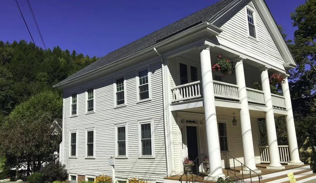 Artist Studio - 1BR Condo in Stowe Village Historic District