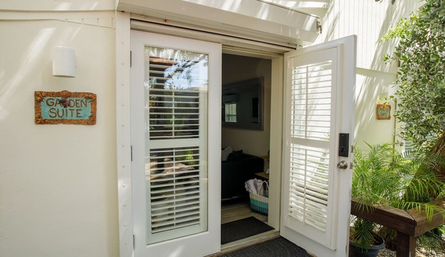 Atlantis House Banyan Suite, close to beach, off-street parking, renovated
