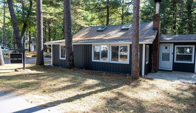 Au Gres Time – Vintage Cabin w/Modern Comforts - Beach, Golf, Relax in Au Gres