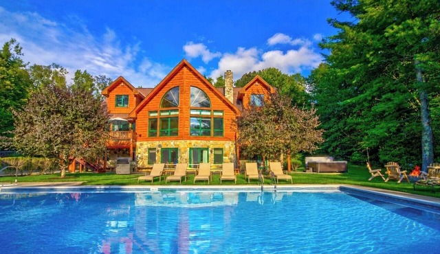 August available! 7000 Sq.ft. Luxury Log Estate 10BR, Game House, Swimming pool!