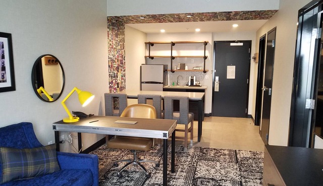 Backstage Vibe, Lancaster Charm-One of a Kind Lodging-King Suite w/Living Area