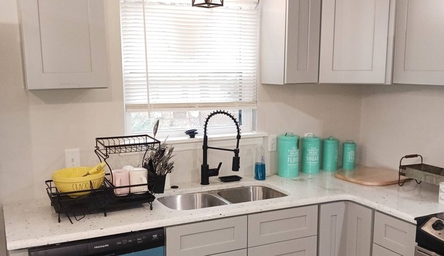 Backyard Under Construction: Modern Farmhouse 3miles to Uptown