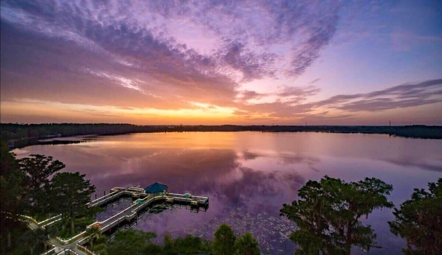 Balcony Lake Views | Pool, Gym, WiFi & Parking