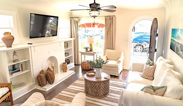 Bay front beach home, steps to the sand, shopping & dining. Parking, AC - clean!