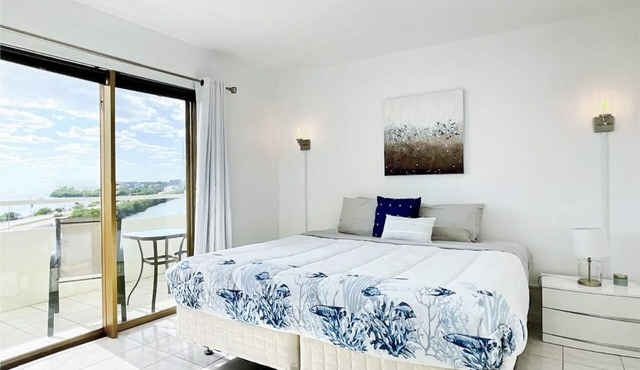 Bayfront apartment with Breathtaking views. 1 bdr w/balcony . Free Parking