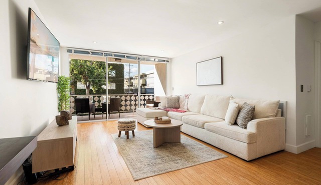 Beachfront Bliss: Spacious 2BR Apt Santa Monica