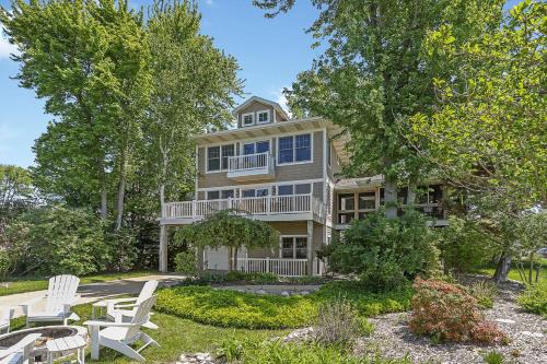 Beachfront Haven - Sunset Views - Hot Tub - BBQ - Family Friendly