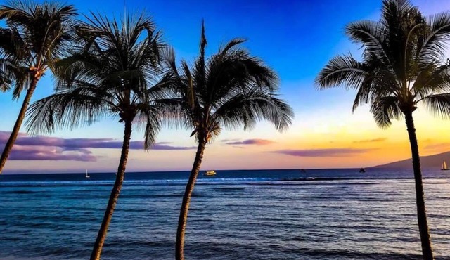 Beachfront Paradise, Stunning Views, Condo with AC, Steps to the beach!