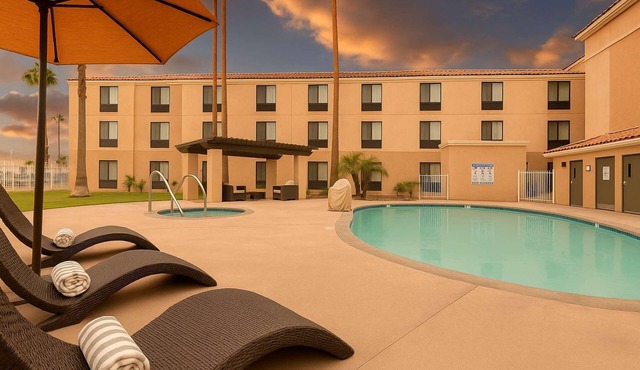 Beachside Carlsbad Stay | Pool & Free Breakfast