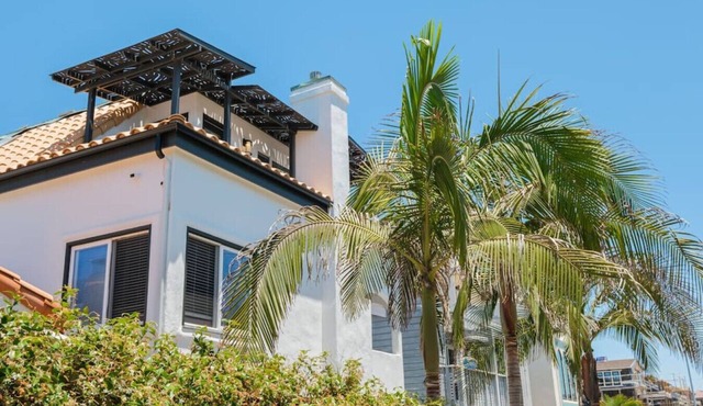 Beachy Keen Townhome on Jersey Crt! Steps to Sand