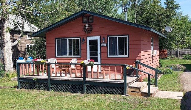 Bear Den Cabin a quaint non smoking cabin Single Bedroom- Sleeps 4 Comfortably