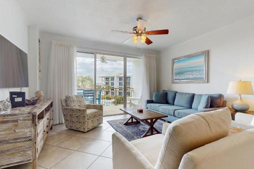 Beautiful 3rd-floor villa with hot tub tennis pickleball & balcony with views