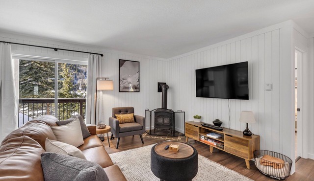 Beautiful and Modern 2 Bedroom, 1 Bath. Close to Ski Resort and Hiking