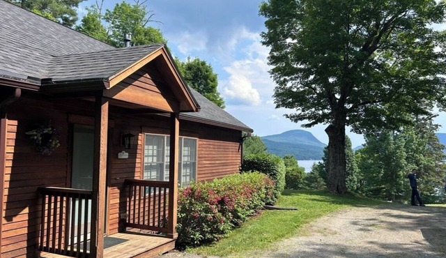 Beautiful cottage overlooking Lake Willoughby with lake access