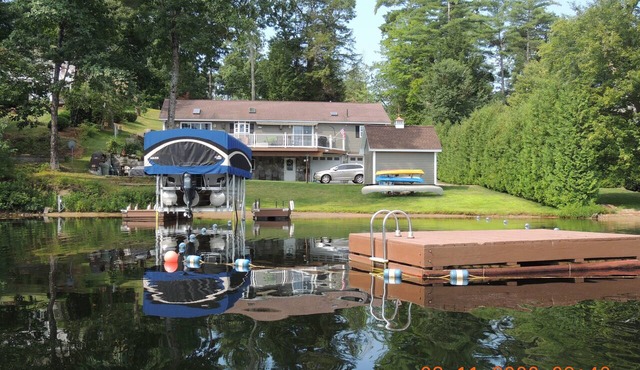 Beautiful lake side get away, quiet, and peaceful.
