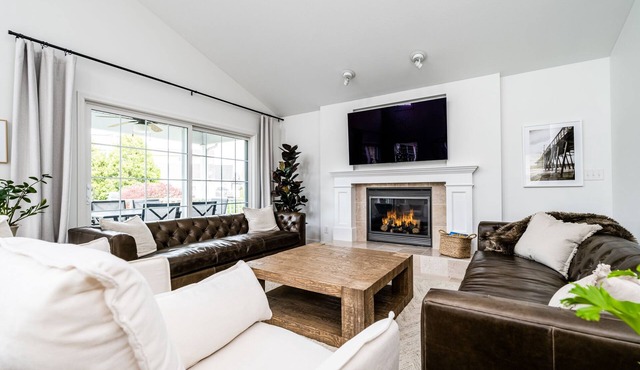 Beautiful Luxury Home located at Island Pointe Marina! Just 1 mile to downtown!