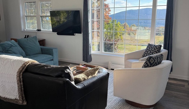 Beautiful new studio with amazing views - peaceful but close to everything!