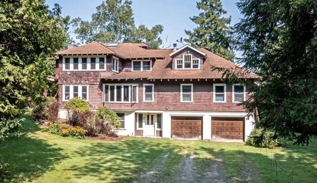 Beautiful Secluded Cottage with Fireplace and Amazing Views in Charlotte, Vermont
