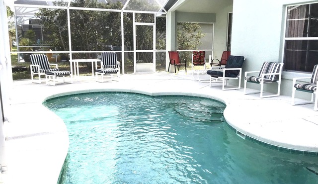 Beautiful spacious 3 Bedroom Villa with private pool - Entire floor no carpet