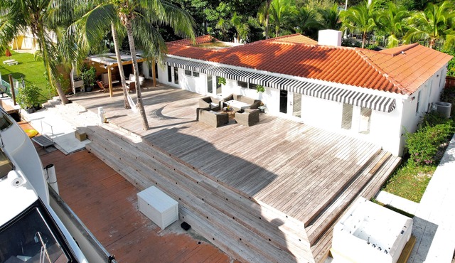 Beautiful villa waterfront 4 Bedroom/4 Bath with ocean access!