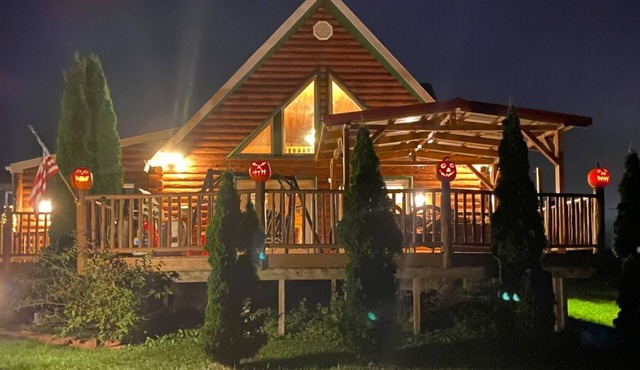 Beautiful Waterfront Lake George Log Chalet with Dock