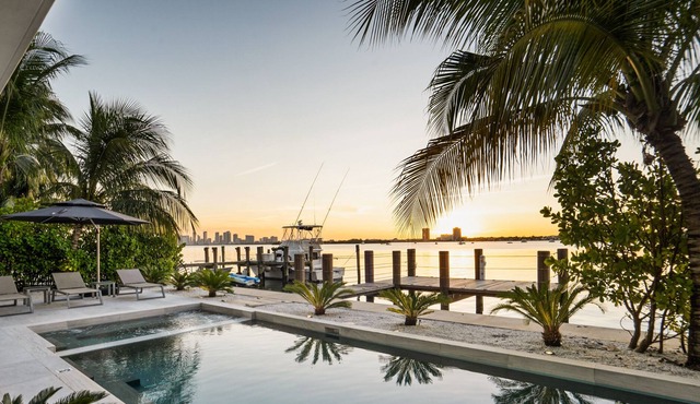 Best Sunset Bayfront Villa with Pool/Jacuzzi/Dock/Gated Island