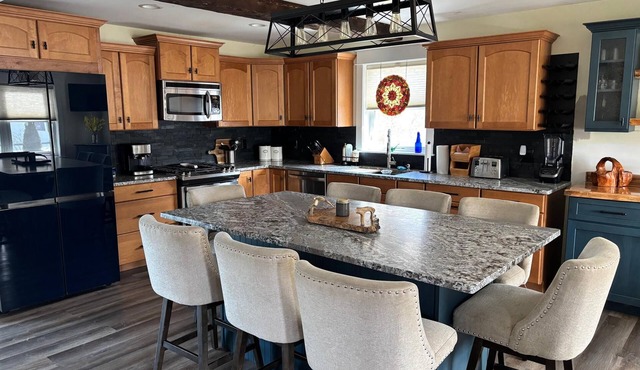 Biker's Paradise! 4 bedroom home in Champlain Islands near bike path and lake