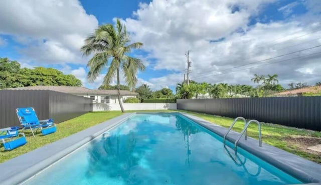 Biscayne Park - Renovated & Charming Duplex w/Pool