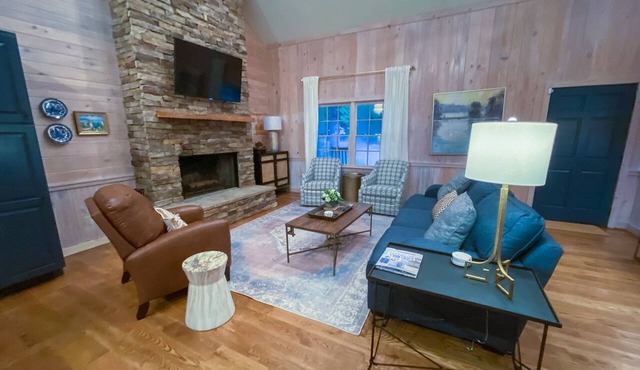 Blue Haven Lake House - Stay on Lake Tuscaloosa! Book for football! Hot Tub!