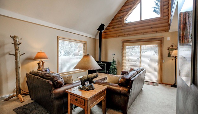 Blue River Escape Home: Peaceful, On River