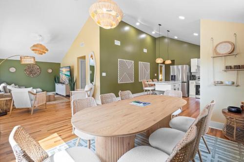 Boho 5BR Modern Villa w Hot Tub, Grill, Patio and Backyard