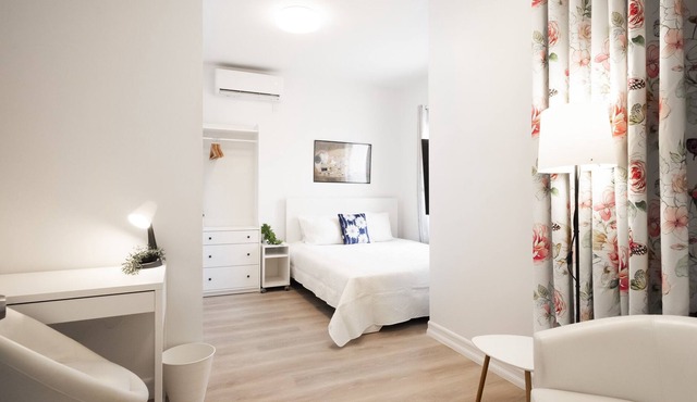 Brand New Beaut 3-4 bdrm 4 bath! Outdr Kit! Free Parking!